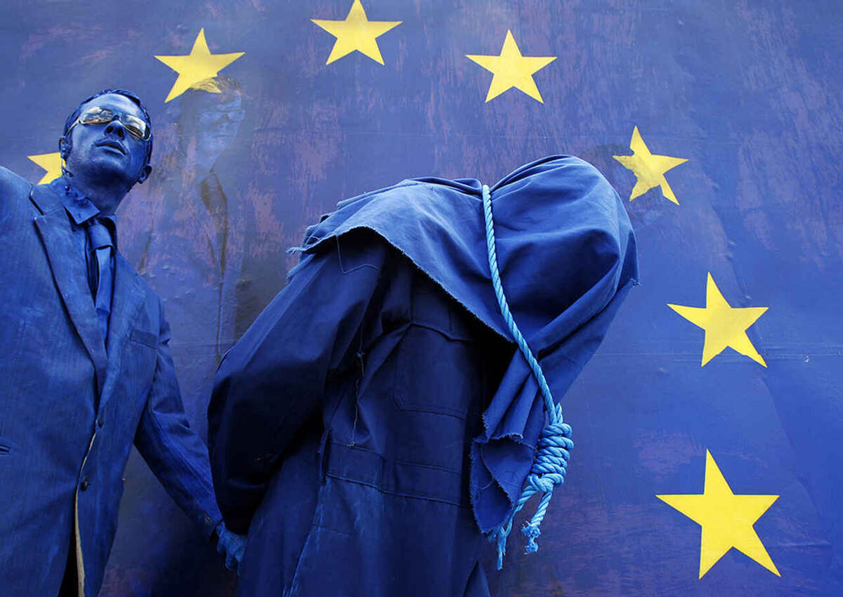    Actors painted in blue simulate a scene of torture in front of a mock European flag during a protest to mark the International Day in Support of Victims of Torture in Brussels, June 26, 2008. REUTERS/Francois Lenoir (BELGIUM) - RTX7CQL