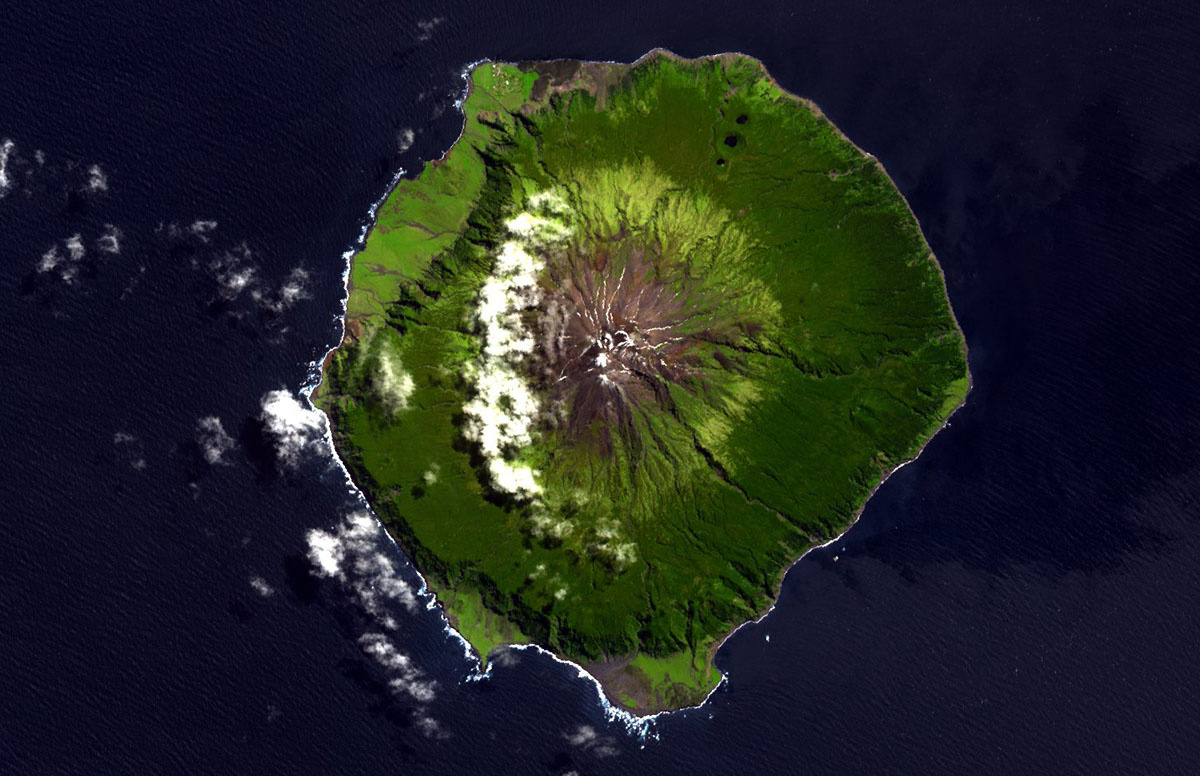 Источник: https://commons.wikimedia.org/wiki/File:Tristan_da_Cunha_ASTER.jpg
