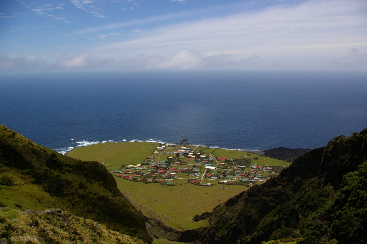 Источник: https://commons.wikimedia.org/wiki/File:Surroundings_of_Infrasound_Station_IS49_Tristan_de_Cunha,_UK_(13288640063).jpg