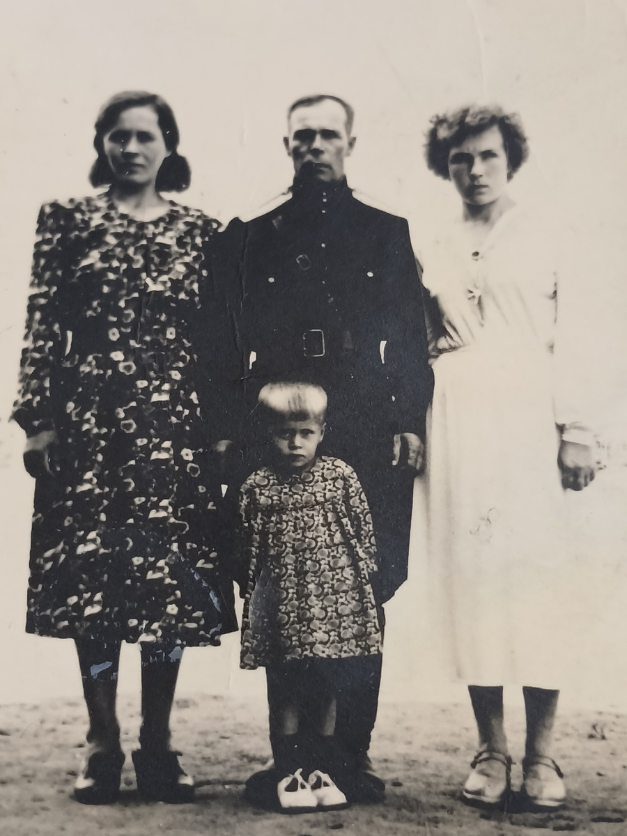 Слева моя бабушка Аня, дед Саша, его самая старшая дочь от первого брака (справа) и моя мама, совсем еще ребенок