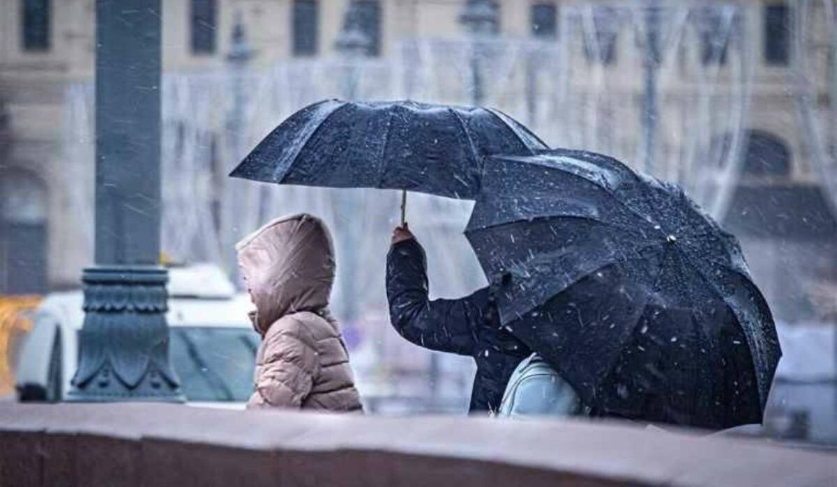     Дождь в Москве. Источник: rbc.ru Автор фото: Константин Кокошкин