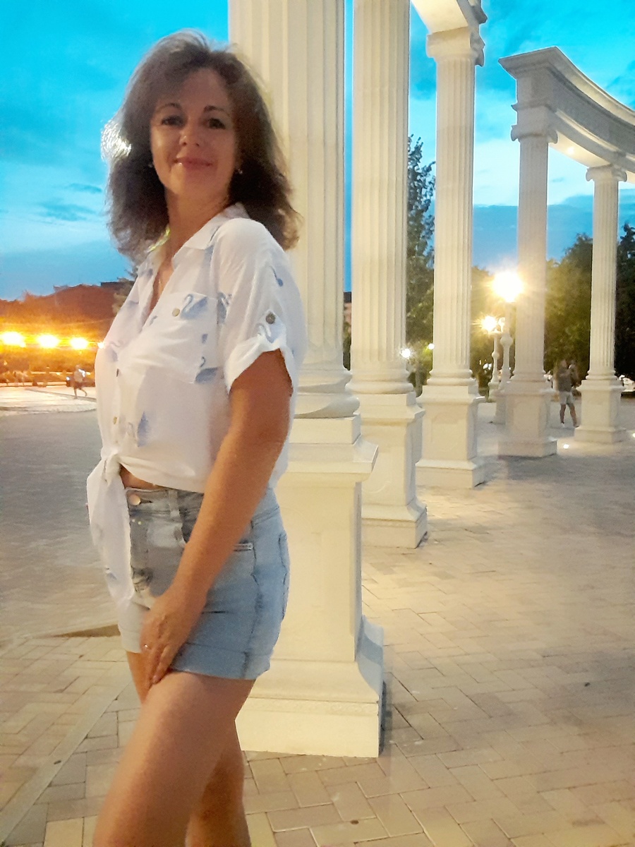 Это я летом 2024. Эти же шорты  уже примерила - влезаю хорошо, но нависают "колбаски" по бокам. 2 кг дают о себе знать