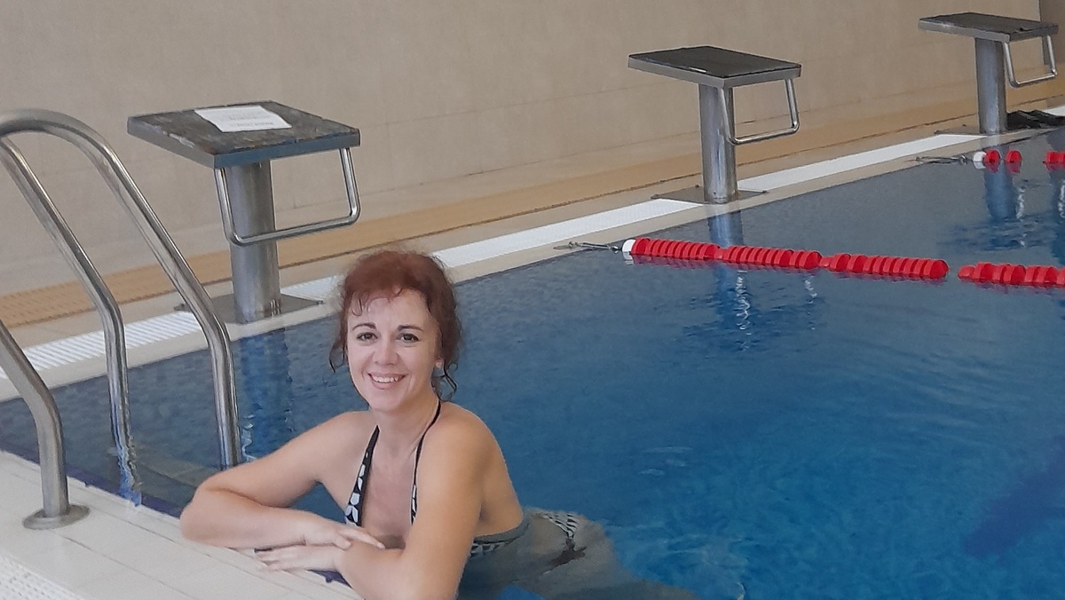 Обожаю бассейн, но...  в родном городе с этим проблема. Обычно на отдых выбираю отели с бассейнами. Там отрываюсь по полной)