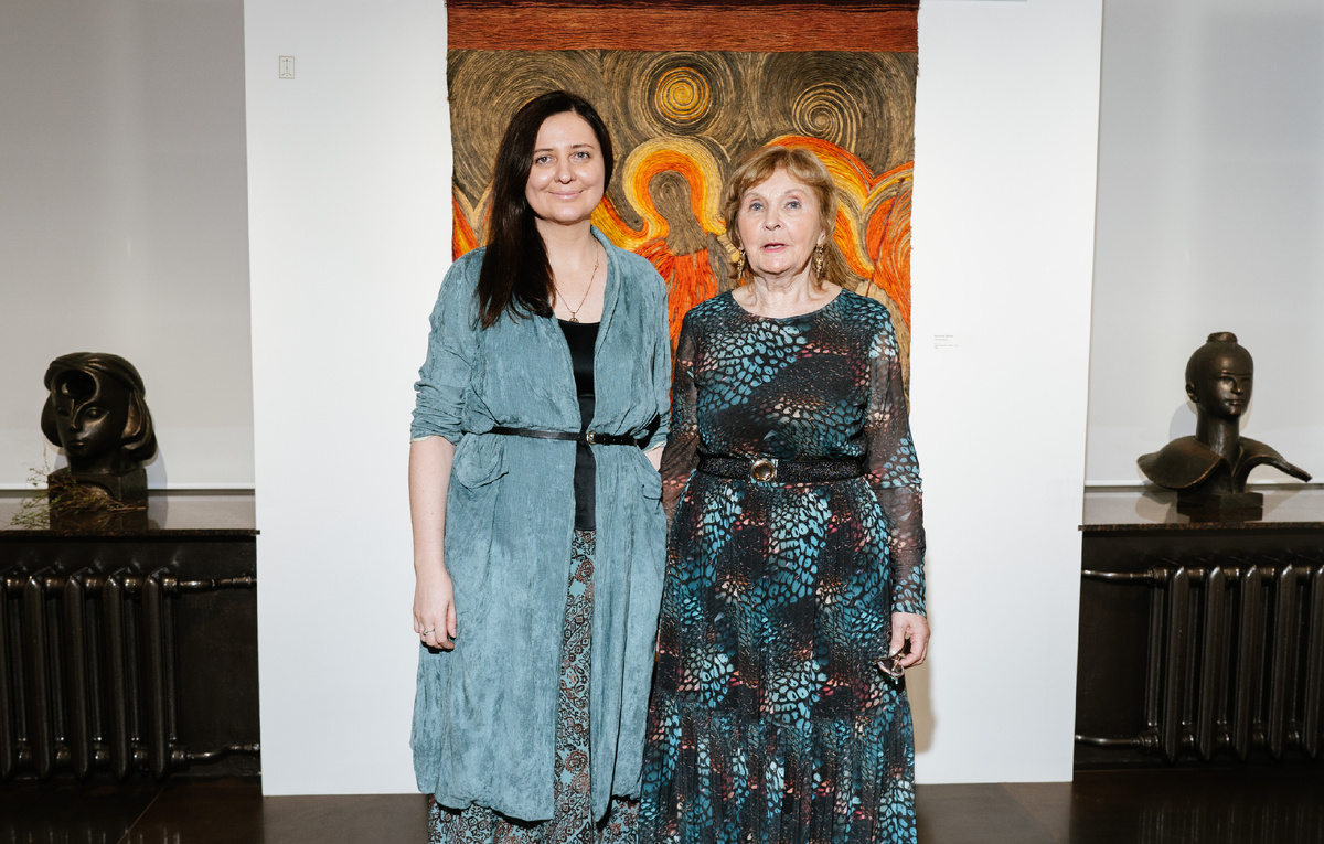 Маргарита Изотова с директором галереи «Общество поощрения художеств» Людмилой Ермолиной