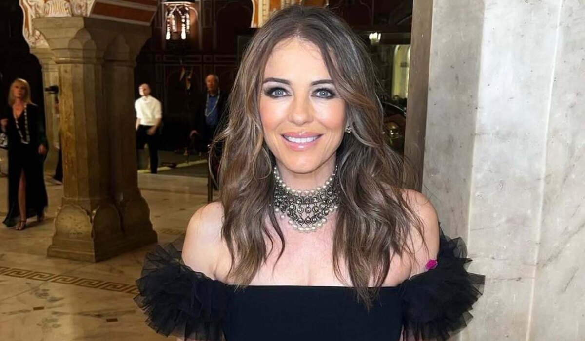     Элизабет Херли объявила об отношениях с отцом Майли Сайрус