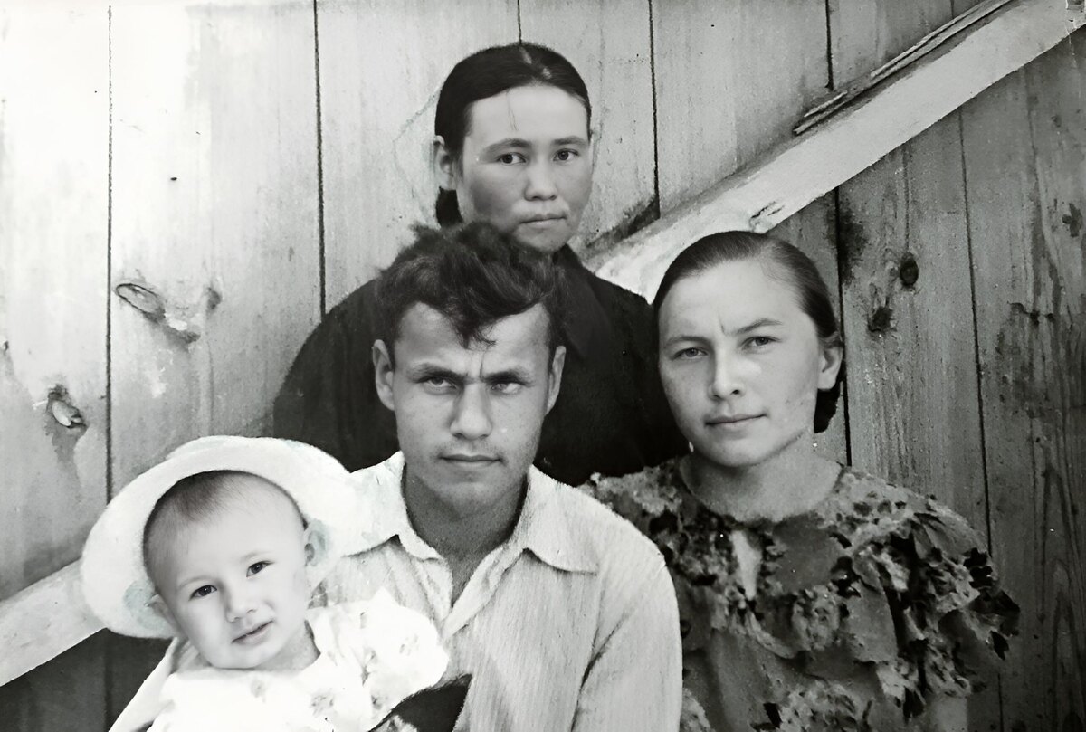 Бабушка, папа, мама и я с корабликом))