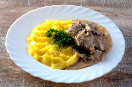 Привет, друзья! Сегодня приготовим тот самый бефстроганов — с нежной говядиной в густом сметанном соусе, который подавали в советских столовых с воздушным пюре. Рецепт сохранил аутентичную технологию 60-80-х годов, но адаптирован для современных кухонь.