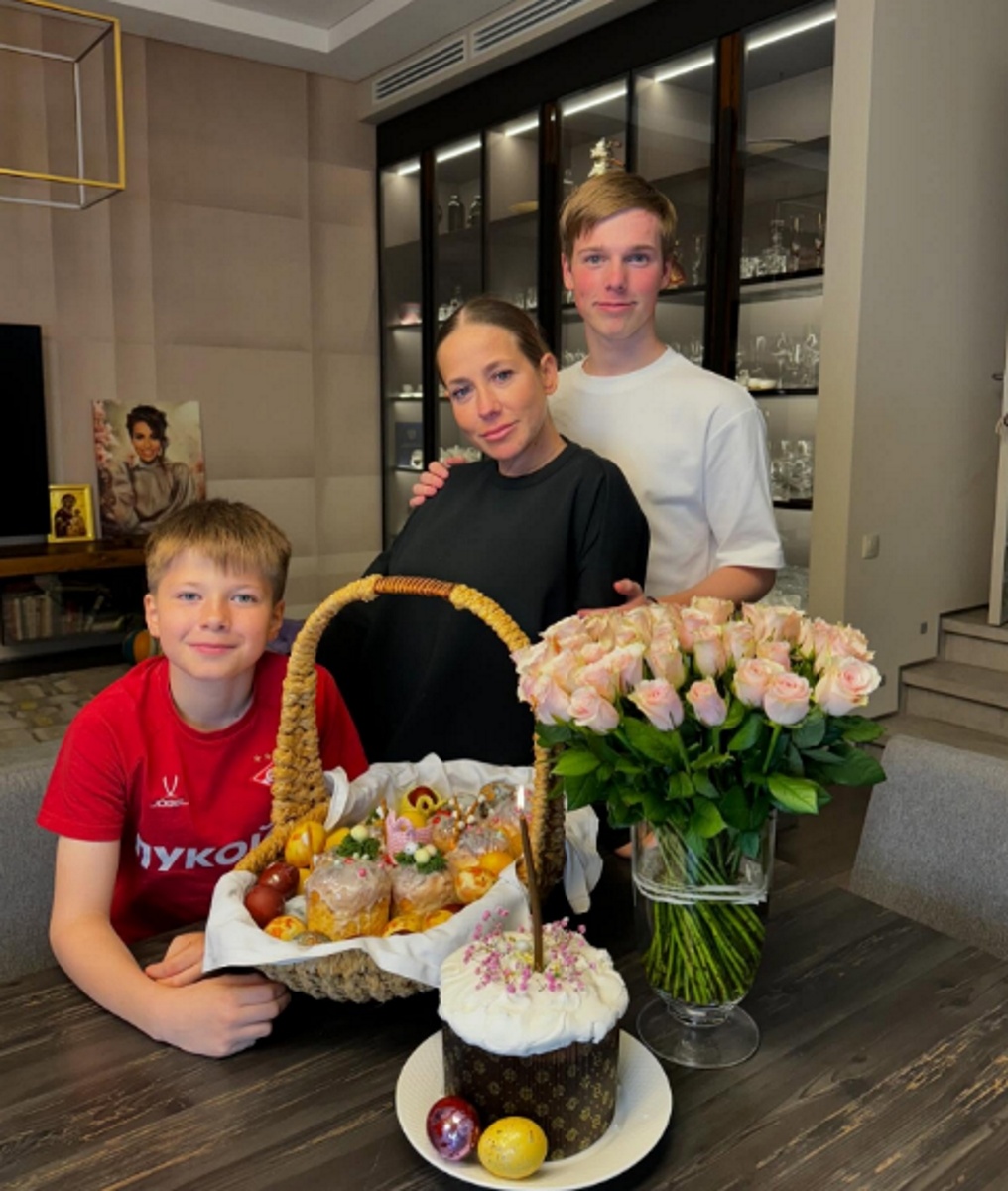 Юлия Барановская с сыновьями Артемом и Арсением на Пасху. Фото: соцсети