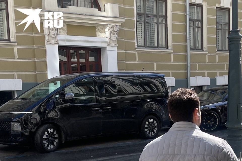    Михаил Ефремов не выходит из дома, когда у подъезда дежурят «чужие» машины — не принадлежащие жильцам Ирина ВИКТОРОВА