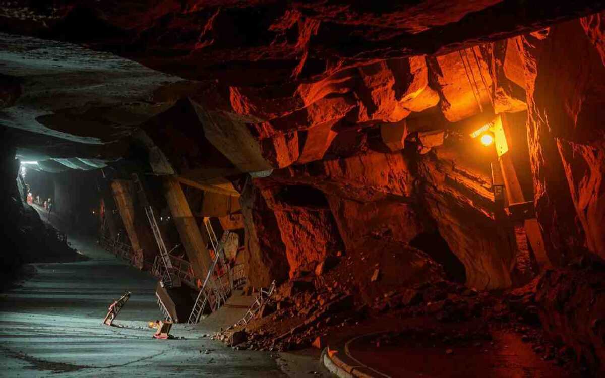    Инвесторы хотят вернуть угольные шахты властям ДНР и ЛНР для ликвидации Иллюстрация: нейросеть «Кандинский»