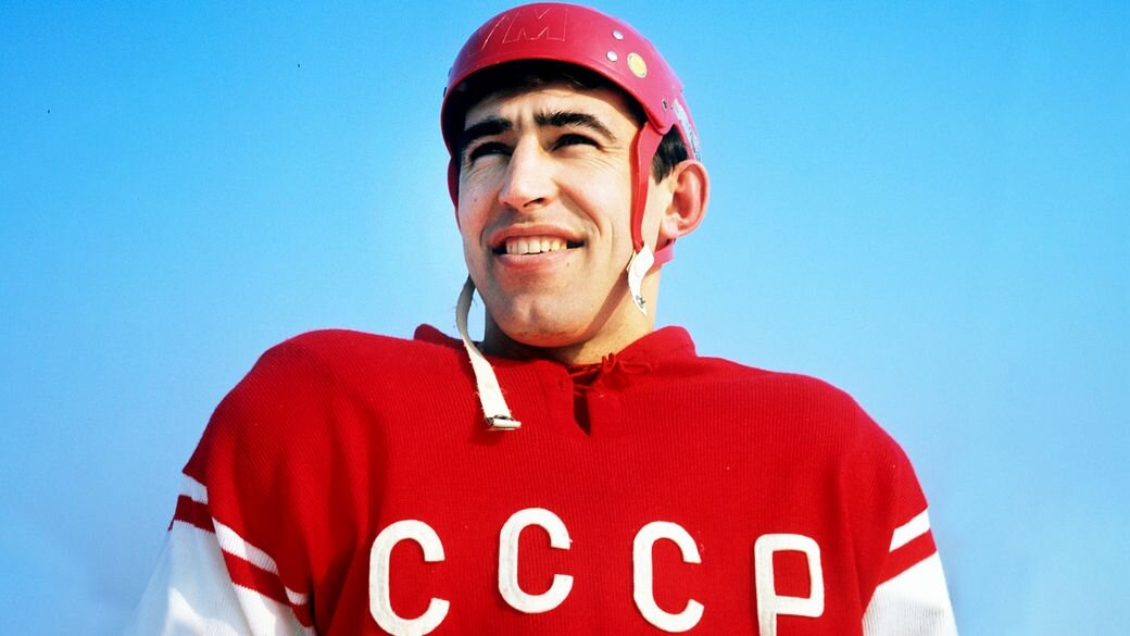 Сегодня мы поговорим о человеке, чья жизнь была наполнена триумфами на льду и личным счастьем. 