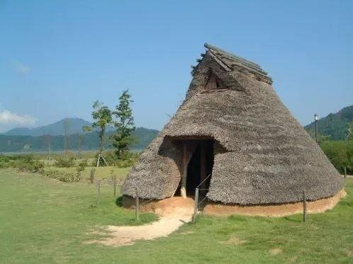 Современная реконструкция татеана-дзюкё (фронтонного входа) - самые древние японские жилища, так называли землянки и полуземлянки. Источник: https://www.folko.com.au