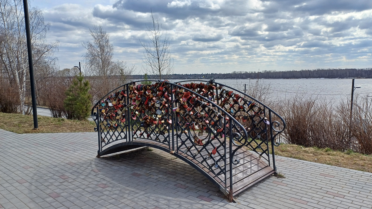 Мост для новобрачных с замочками. 