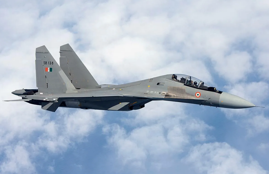 За 20 лет в строю индийских ВВС Су-30МКИ стал истребителем завоевания неба, мощным ударным самолетом, носителем высокоточной ракеты "Брамос" и потенциально, тактического ядерного оружия. Есть на него в Индии и другие планы. Фото ВВС Индии