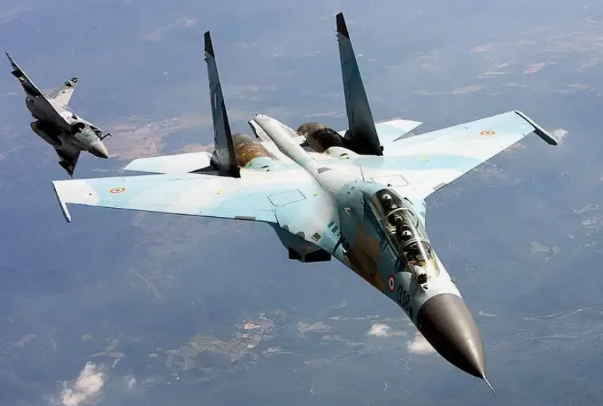 Су-30МКИ мод.2 и Мираж-2000-5 ВВС Индии. Тестовые бои междук ними проходили много раз, но результат был всегда один. Фото IAF 