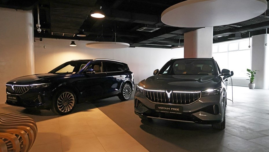    Электромобили Voyah Free на территории дилерского центра в Москве Автор фото: Антон Новодережкин / ТАСС