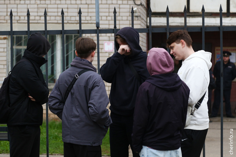    Первая отправка прошла сегодня. В армию ушли больше 20 призывников из Череповца и района.