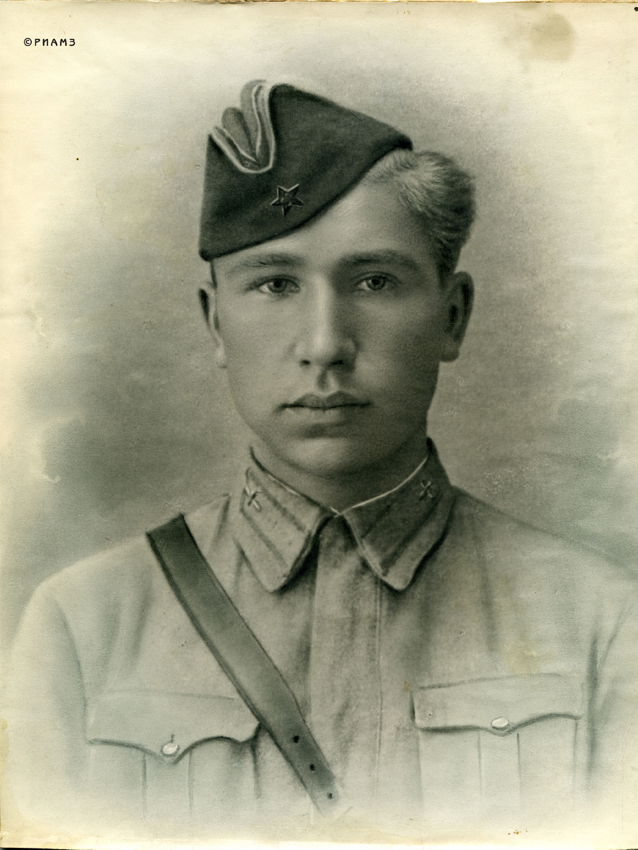 Анатолий Есенин - курсант Батайской авиашколы. 1940 г. Фото из коллекции РИАМЗ