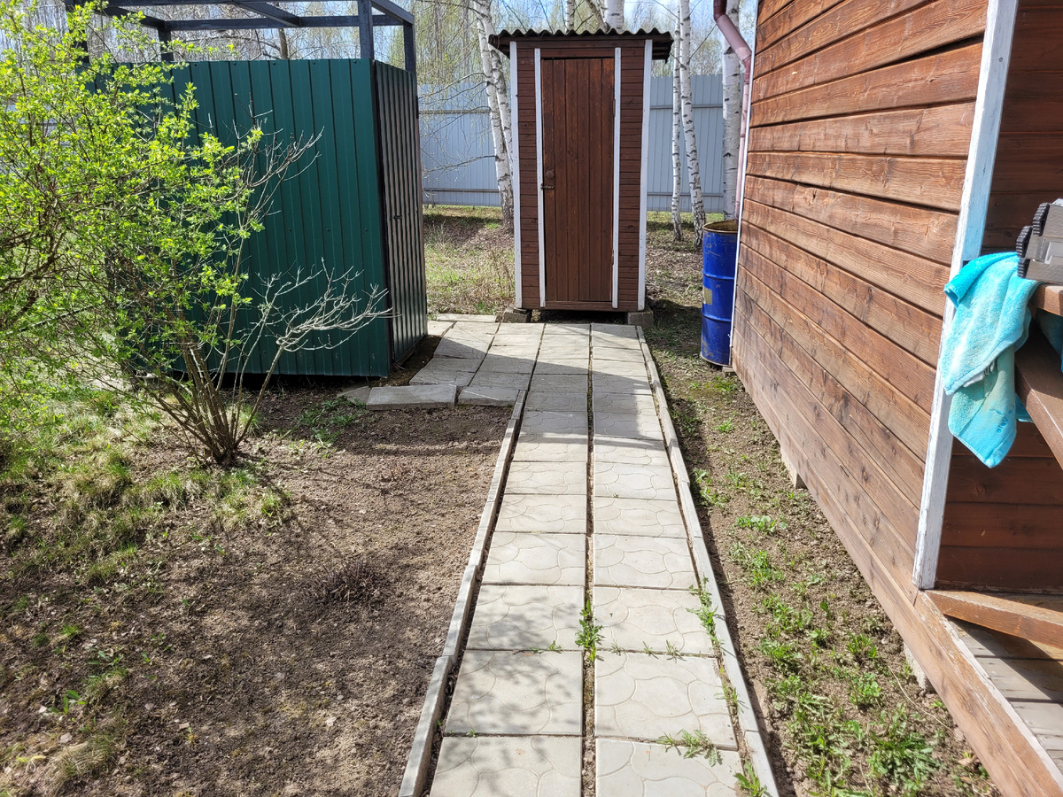 Вдалеке чистые дорожки