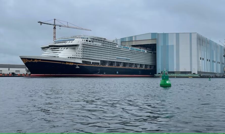    Вывод лайнера Disney Adventure из эллинга //Фото ostsee-zeitung.de