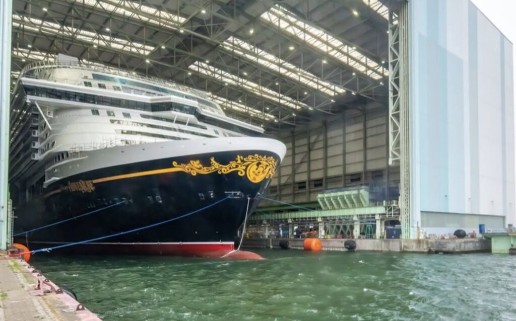    Вывод Disney Adventure из эллинга //Фото laughingplace.com