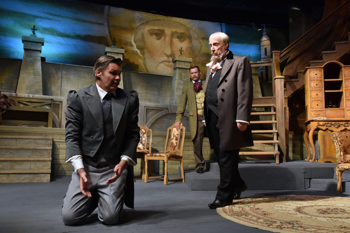 Дядюшка Потап Потапыч и алчный племянник. Актер в роли племянника играл настолько правдоподобно, что я в некоторых моментах думала, что он и правда пьян 