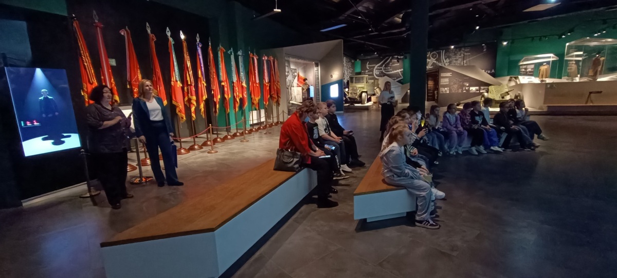 В музее есть пространство с медиарамой, где экскурсанты могут присесть отдохнуть, а в это время на экране демонстрируются кадры хроники событий 1943-го года. / ФОТО автора