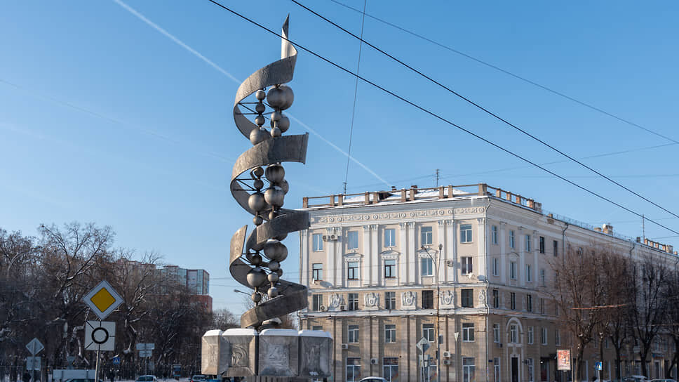 Арт-объект «Слава Советской науке» в Воронеже, известный как «Молекула ДНК».📷Фото: Олег Харсеев / Коммерсантъ
