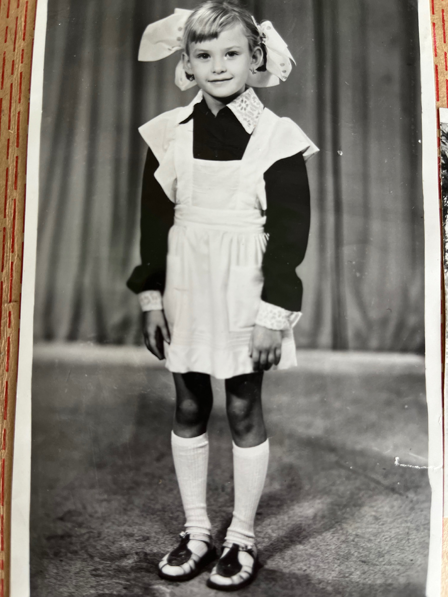 Фото делали в ателье, перед первым  классом, даже помню этот момент. Это был август 1982 г, Ташкент, жарко, а в платье с длинным рукавом. Фото на память осталось (фото автора)