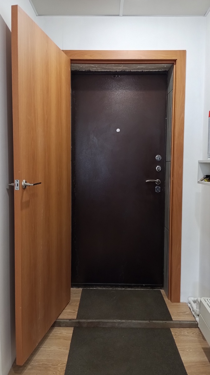 Две двери, удобно и хорошо.