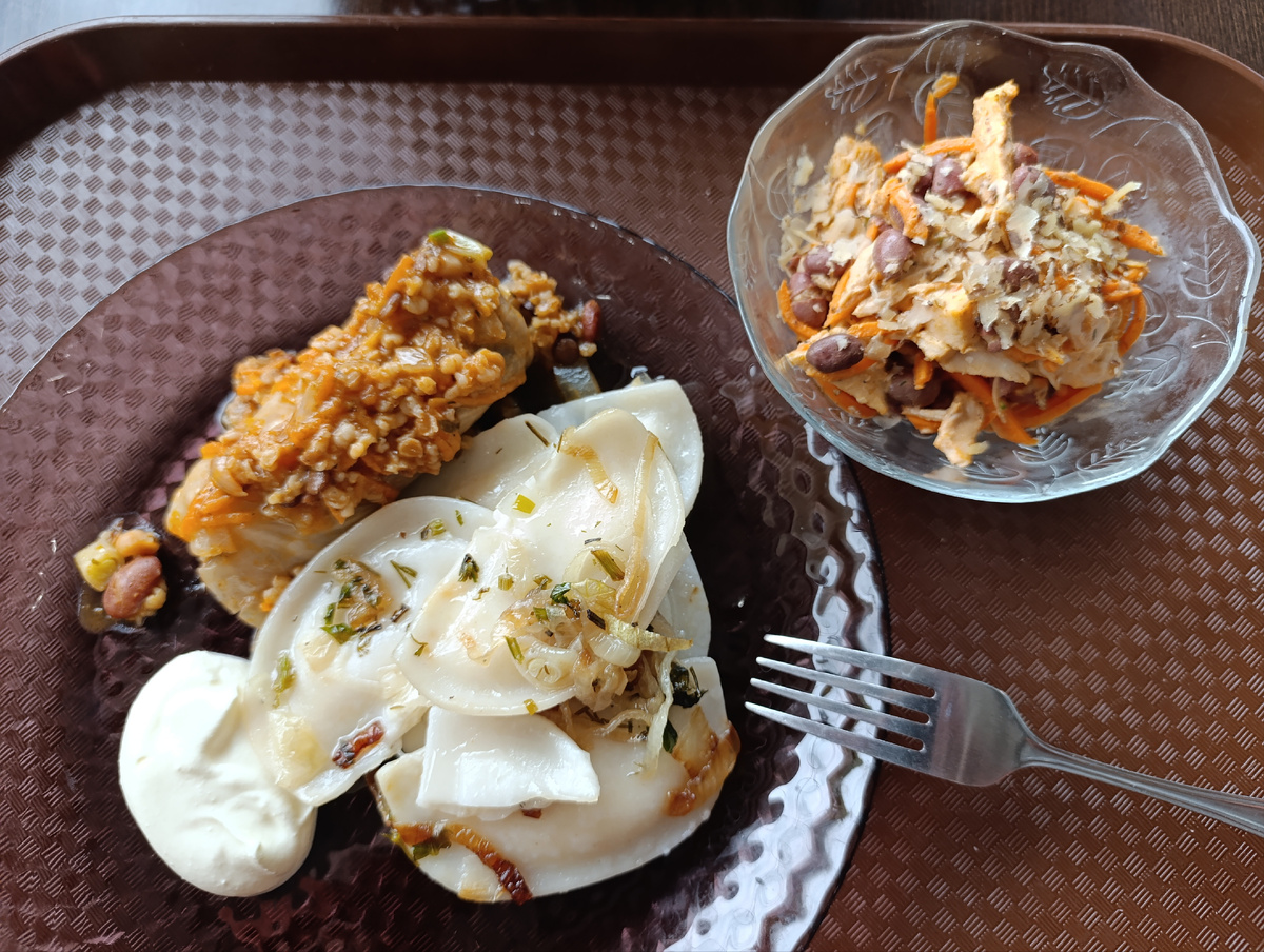 Голубец с булгуром, грибами, фасолью в листе квашеной капусты, вареники с сыром, салат Генацвале. За всё 290 рублей 