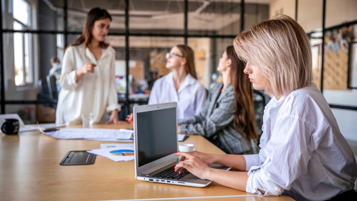    Особый график работы в апреле и мае 2025 года стал возможен благодаря переносу выходных. Фото: Freepik