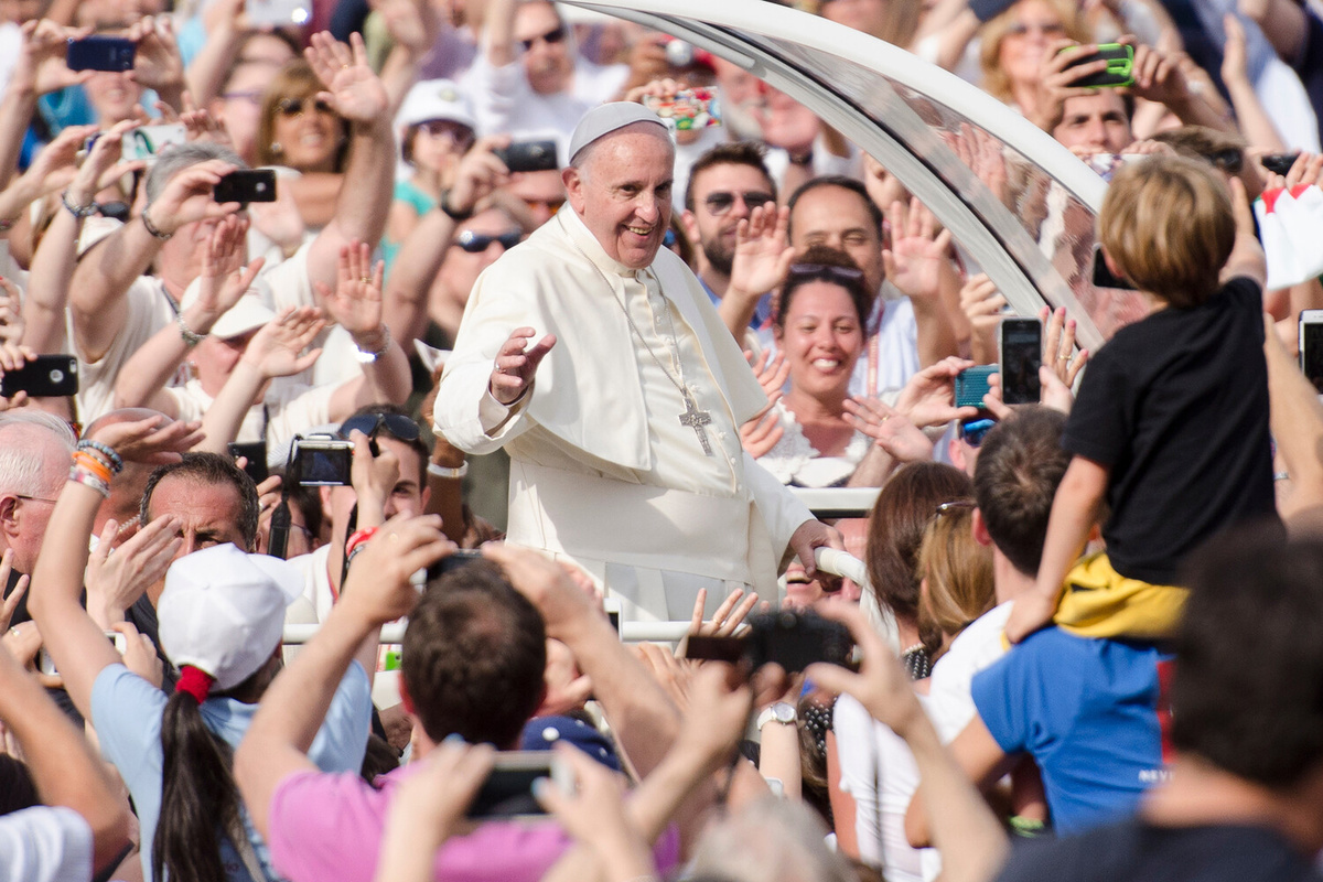 Папа Франциск приветствует верующих в Ватикане, 21 июня 2015 года ©Stefano Guidi/Shutterstock  📷