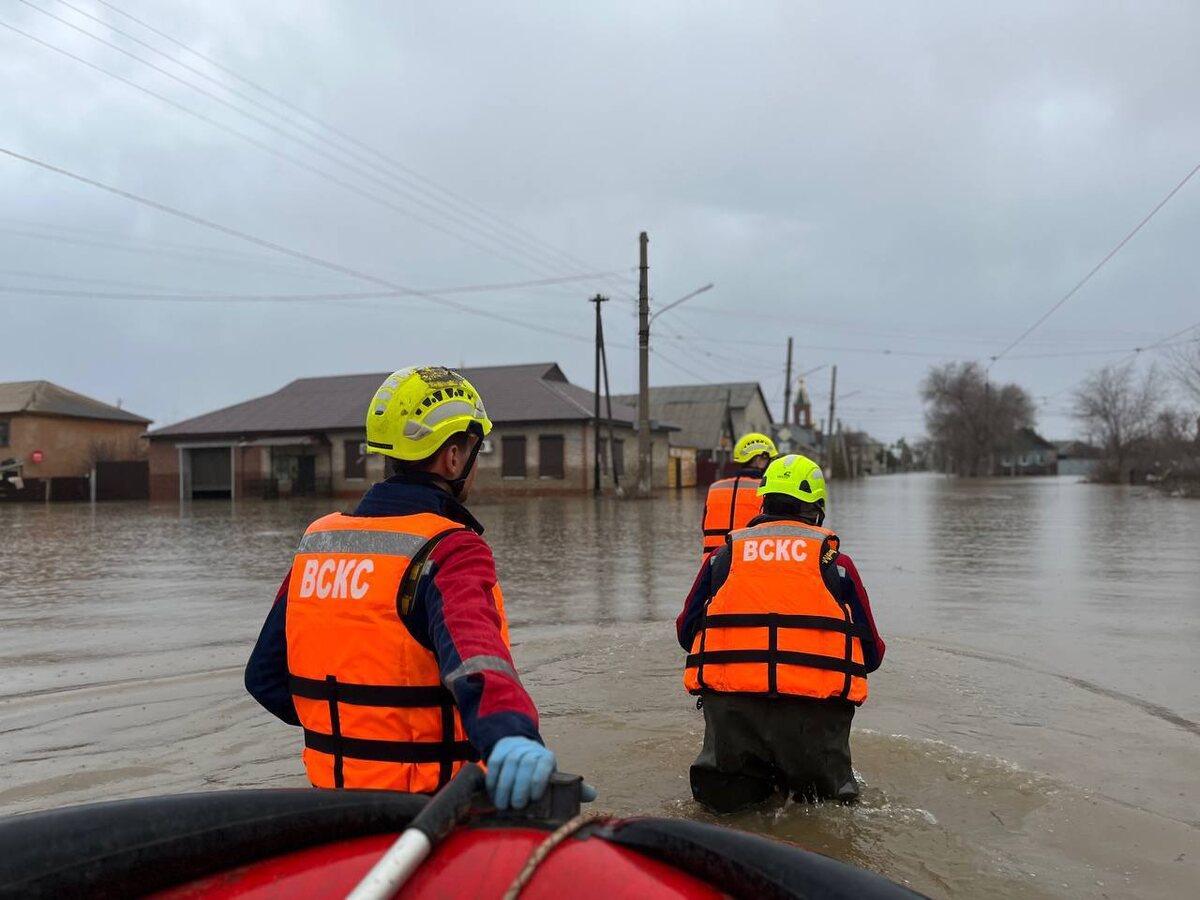    Спасатели ВСКС во время ликвидации ЧС. Фото: ВСКС