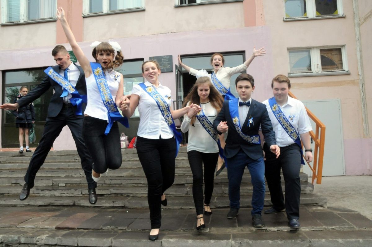    Выпускницам и мамам лучше взять с собой удобную обувь для танцев, а юношам - отказаться от пиджаков