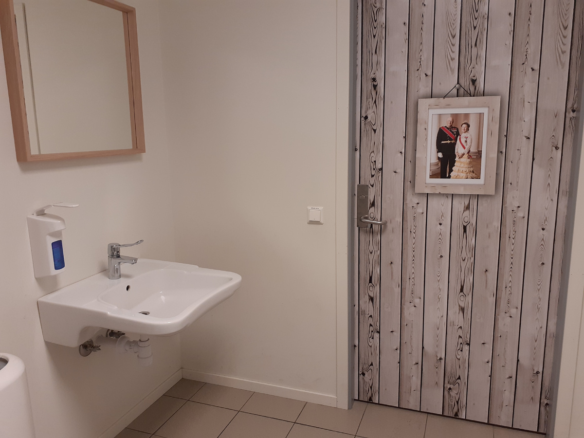 Портрет на двери туалета супермаркета Спар.