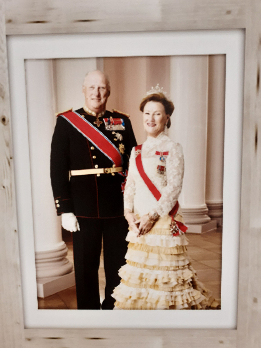 Портрет на двери туалета супермаркета Спар.