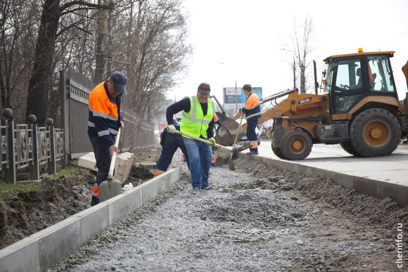    На участке от Кирилловского шоссе до Ясной Поляны уже установили новые бордюры, вскоре на дороге уложат два слоя нового асфальта