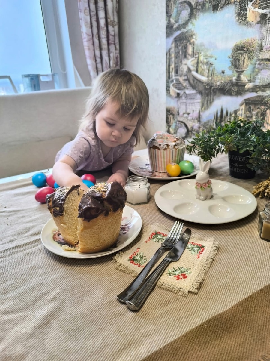 Дети тоже смогли оценить мамину стряпню, а также поиграть с яйцами :)