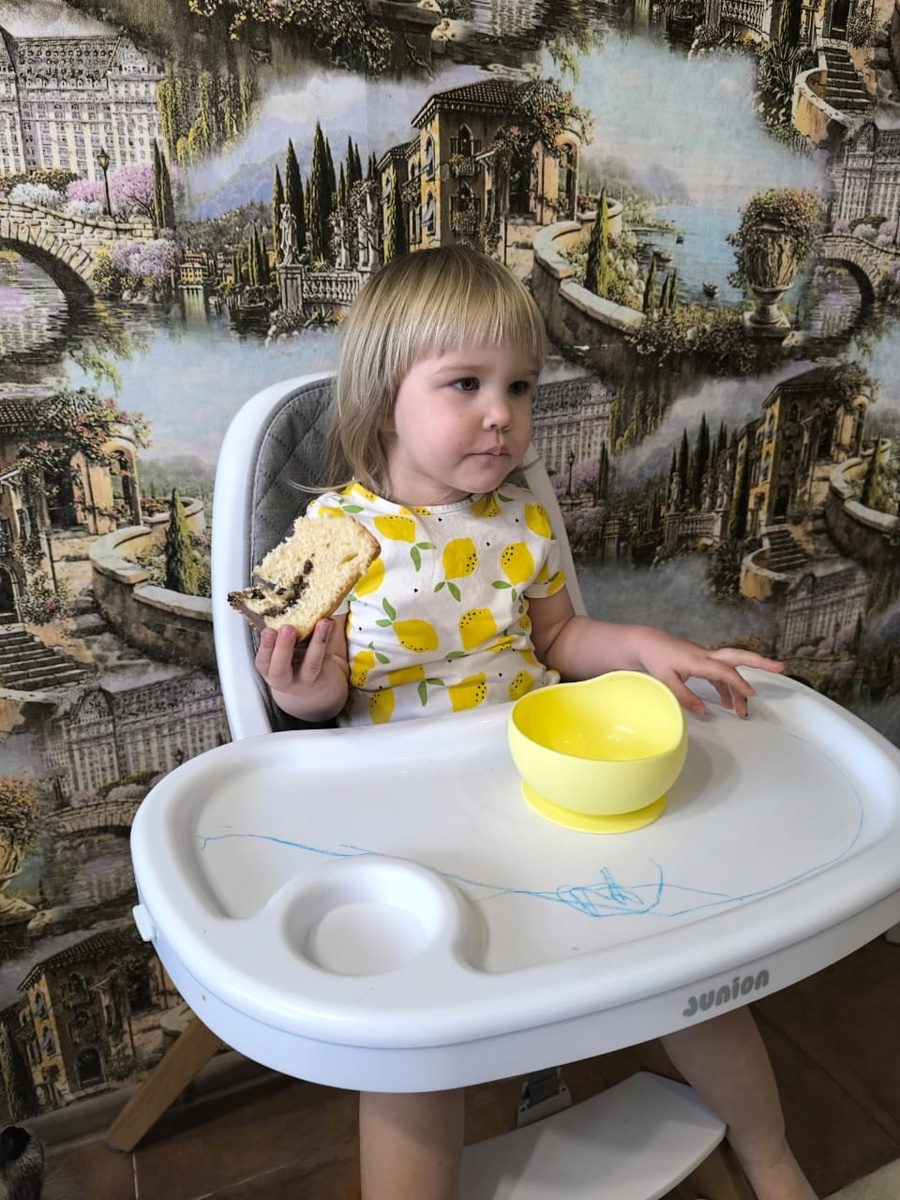 Дети тоже смогли оценить мамину стряпню, а также поиграть с яйцами :)