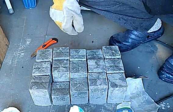 Прототипы самопальных бетонных кирпичей при испытательном производстве