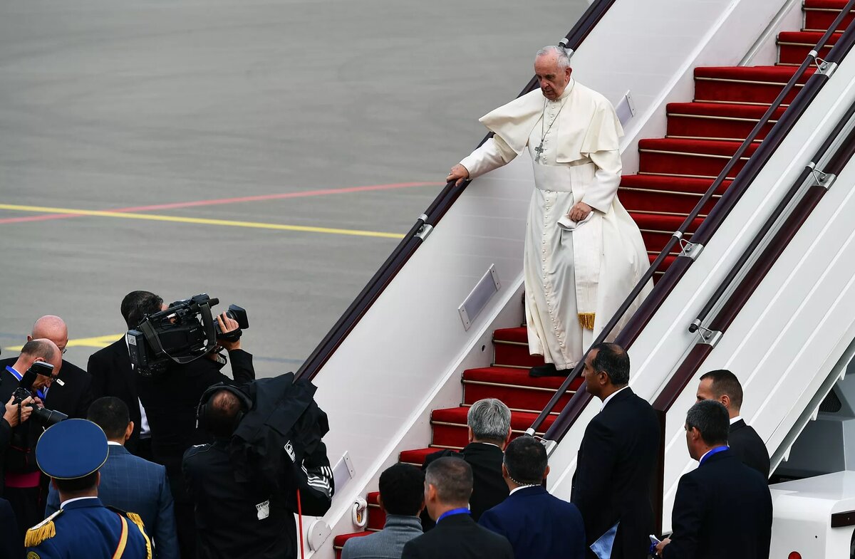 Папа Римский Франциск спускается с трапа самолета в Баку, после прибытия туда из столицы Грузии © AFP 2024 / VINCENZO PINTO