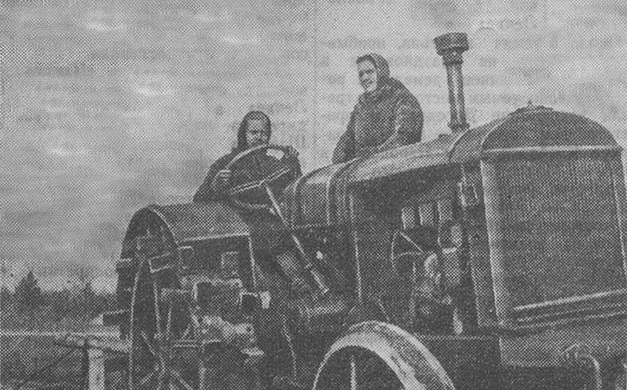 26 апреля. «Колчановская МТС начала выборочную пахоту. Трактористка Людмила Панфилова пашет овощное поле колхоза «Просвет»./ФОТО М. ЖЕСТЕВА