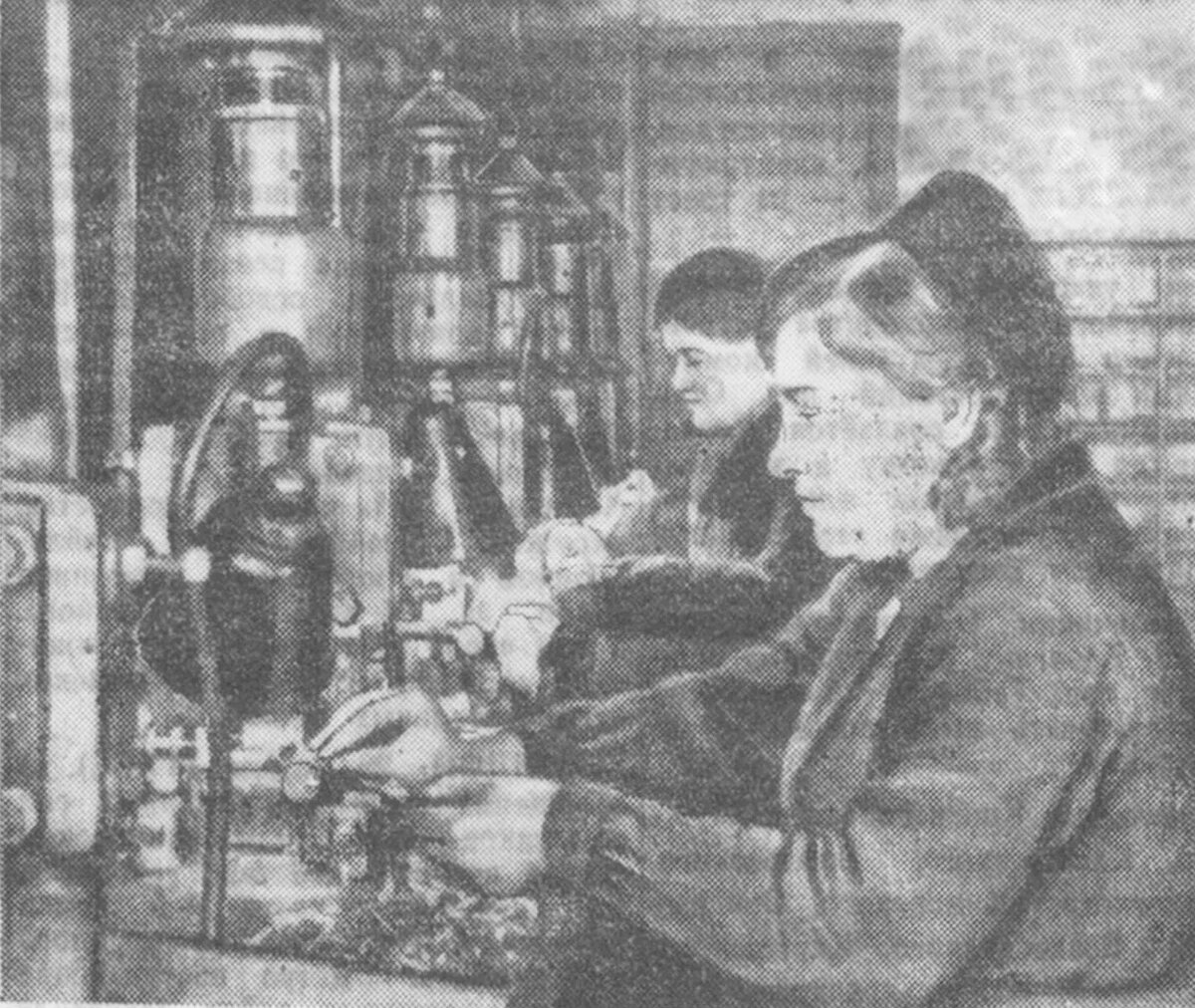 21 апреля. «Завод «Союз» после трехлетней консервации приступил к выпуску школьно-канцелярских принадлежностей. В цехе канцелярских перьев. На переднем плане — стахановка-двухсотница М. Ф. Федорова»./ФОТО Елены ЭВАР/ЛенТАСС