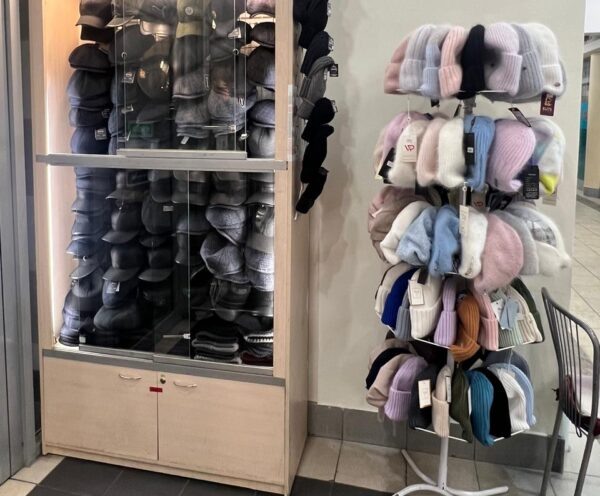 В третью волну малому бизнесу в торговле предстоит промаркировать, в том числе, шапки и перчатки, если товар ему передали без марок. И так чаще всего и бывает. Бизнес маркирует изделия, исходя из своих компетенций, но у него нет полной информации, и появляются ошибки, которые ведут к штрафам и уголовным делам