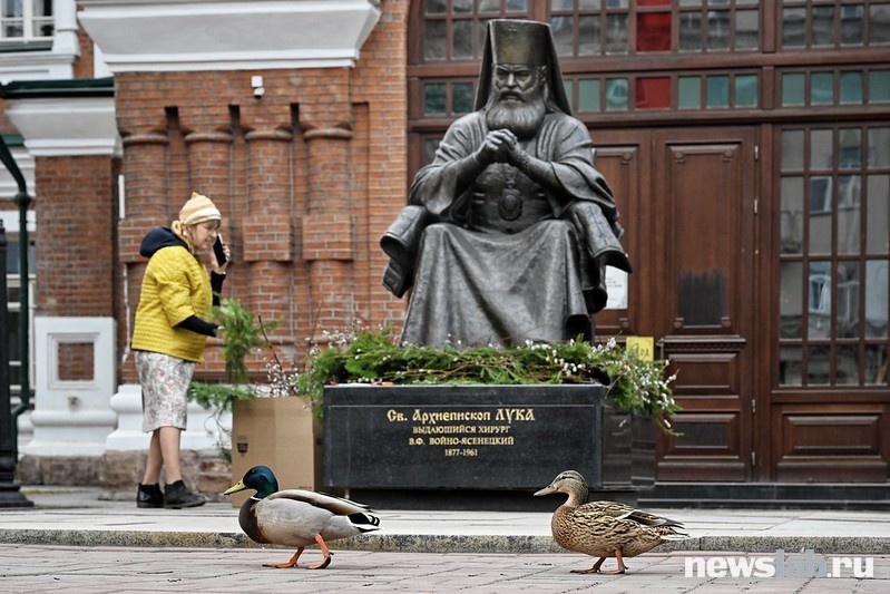 Именем Валентина Феликсовича Войно-Ясенецкого в Красноярске назван медицинский университет. Его памятник размещен на центральной улице у Архиерейского дома