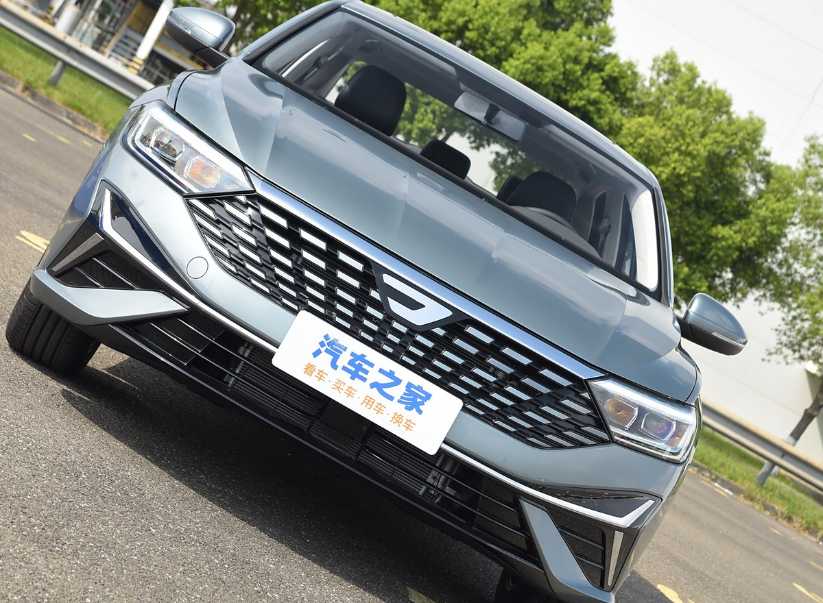 Эффектное оформление передней части Jetta VA7