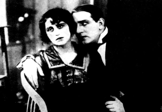 Кадр из немого фильма  Чардынина «Позабудь про камин, в нем погасли огни»