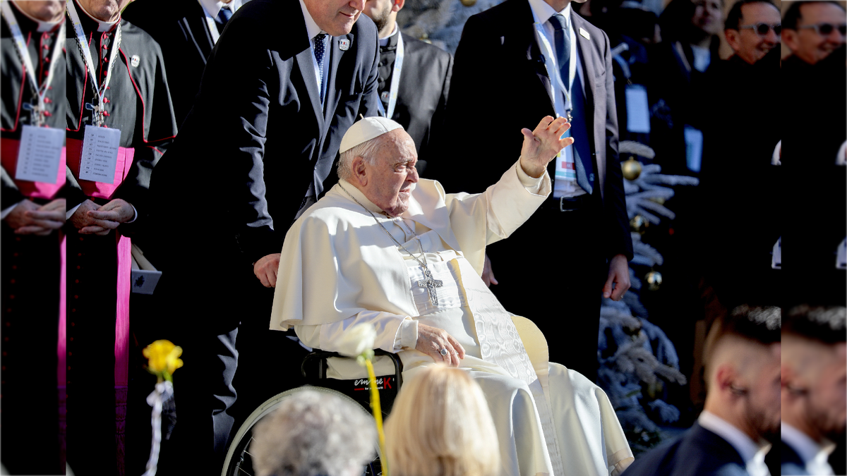 Понтифик в инвалидном кресле начал появляться ещё до госпитализации, фото декабря 2024-го/Фото: Cyril Chateau/globallookpress.com
