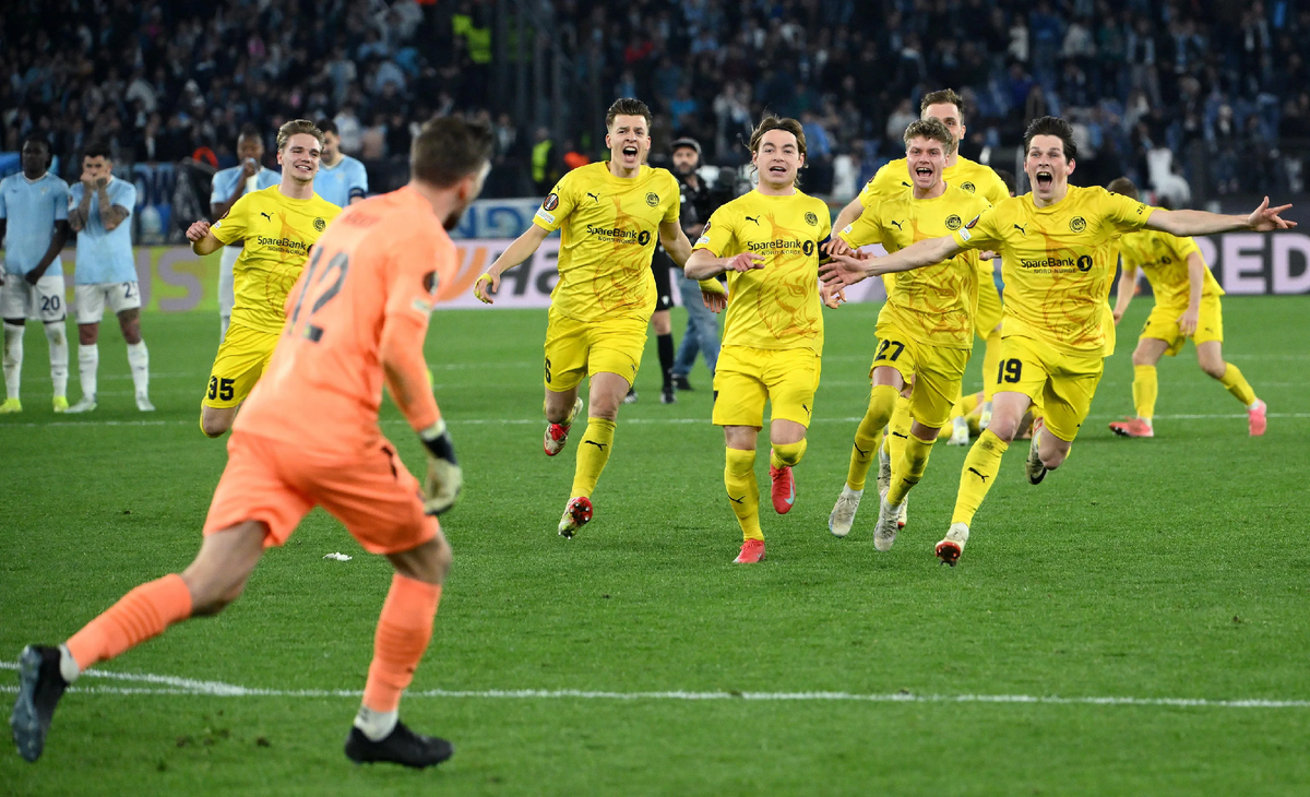 Игроки «Буде-Глимта» бегут поздравлять Никиту Хайкина с победой в серии пенальти (фото: EPA/ETTORE FERRARI/ТАСС)